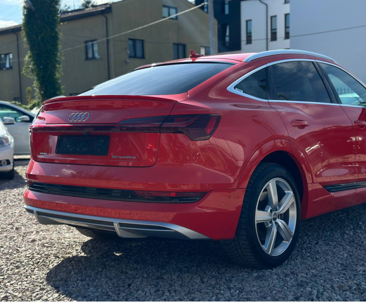 
								Audi e-tron 55 quattro S-line full									