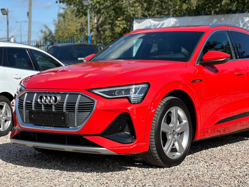 
								Audi e-tron 55 quattro S-line full									