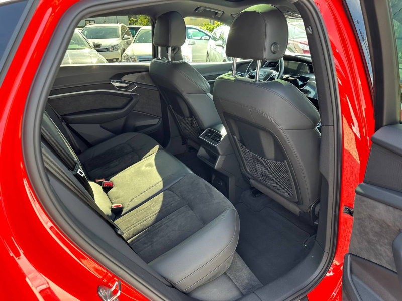 
								Audi e-tron 55 quattro S-line full									