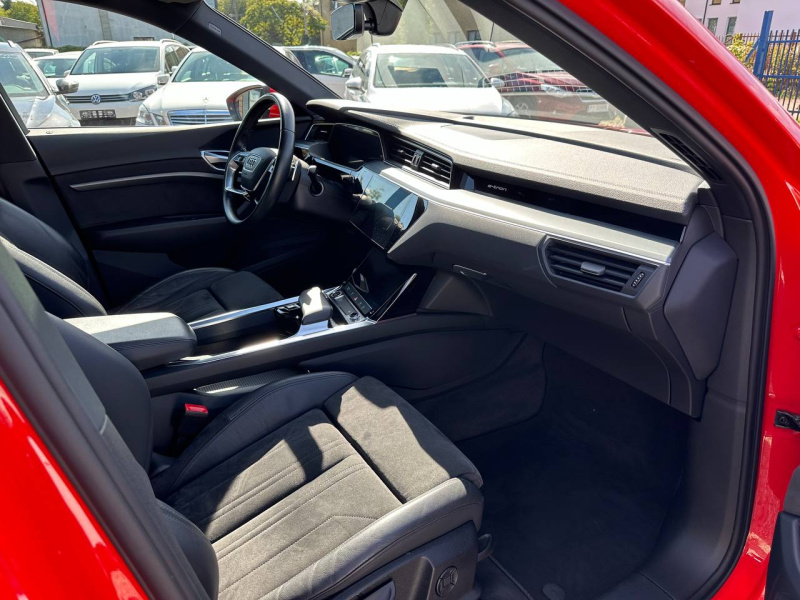 
								Audi e-tron 55 quattro S-line full									