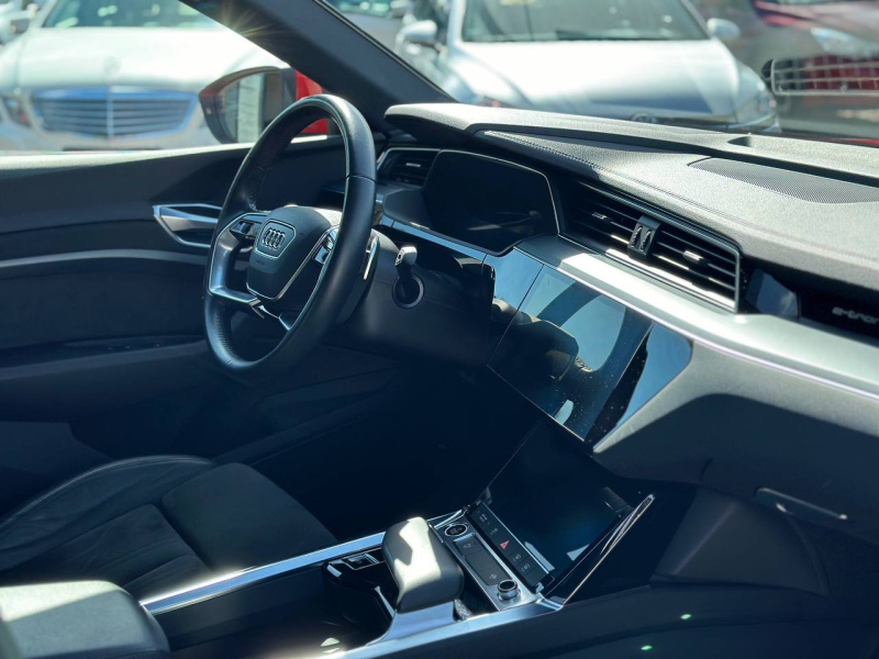 
								Audi e-tron 55 quattro S-line full									