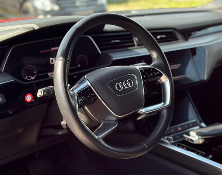 
								Audi e-tron 55 quattro S-line full									