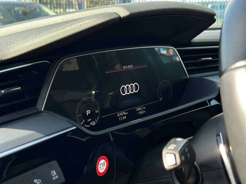 
								Audi e-tron 55 quattro S-line full									