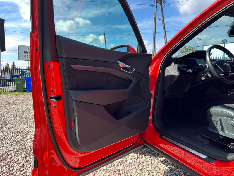 
								Audi e-tron 55 quattro S-line full									