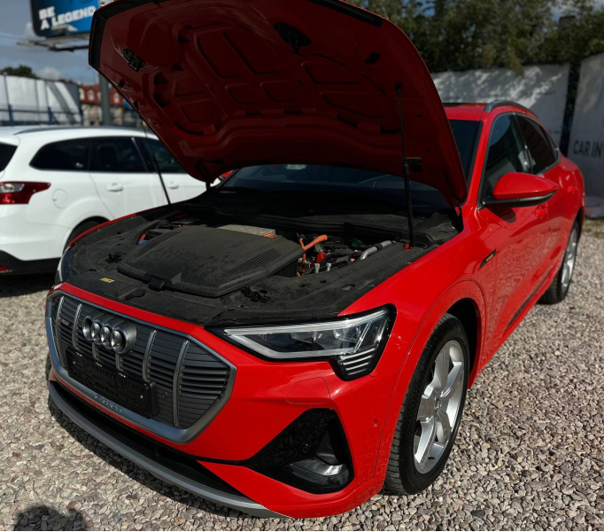 
								Audi e-tron 55 quattro S-line full									