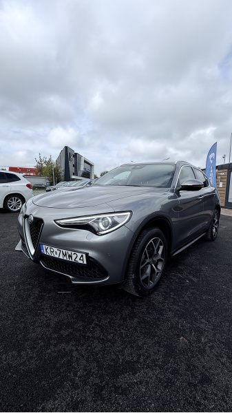 
								Alfa Romeo Stelvio full									
