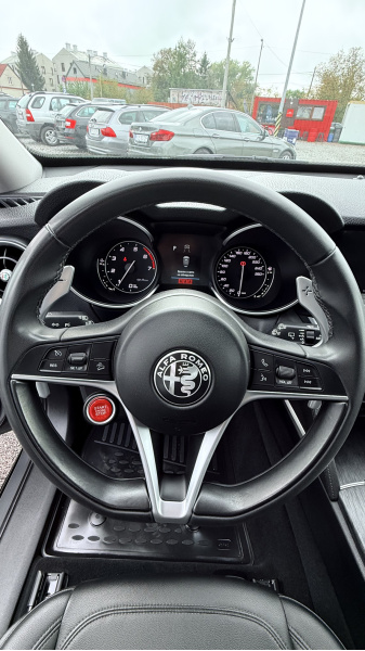 
								Alfa Romeo Stelvio full									