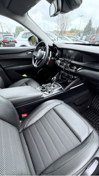 
								Alfa Romeo Stelvio full									