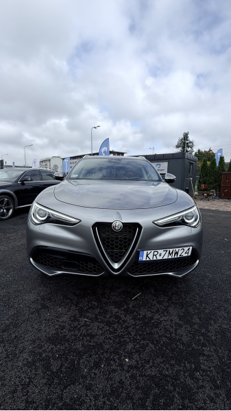 
								Alfa Romeo Stelvio full									