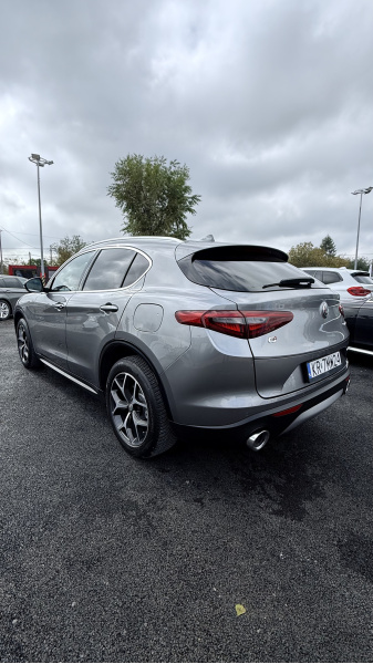 
								Alfa Romeo Stelvio full									