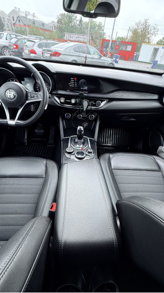 
								Alfa Romeo Stelvio full									