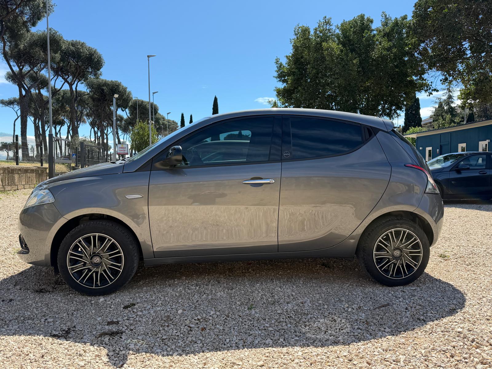 
								Lancia Ypsilon 1.0 Mild-Hybrid Gold full									