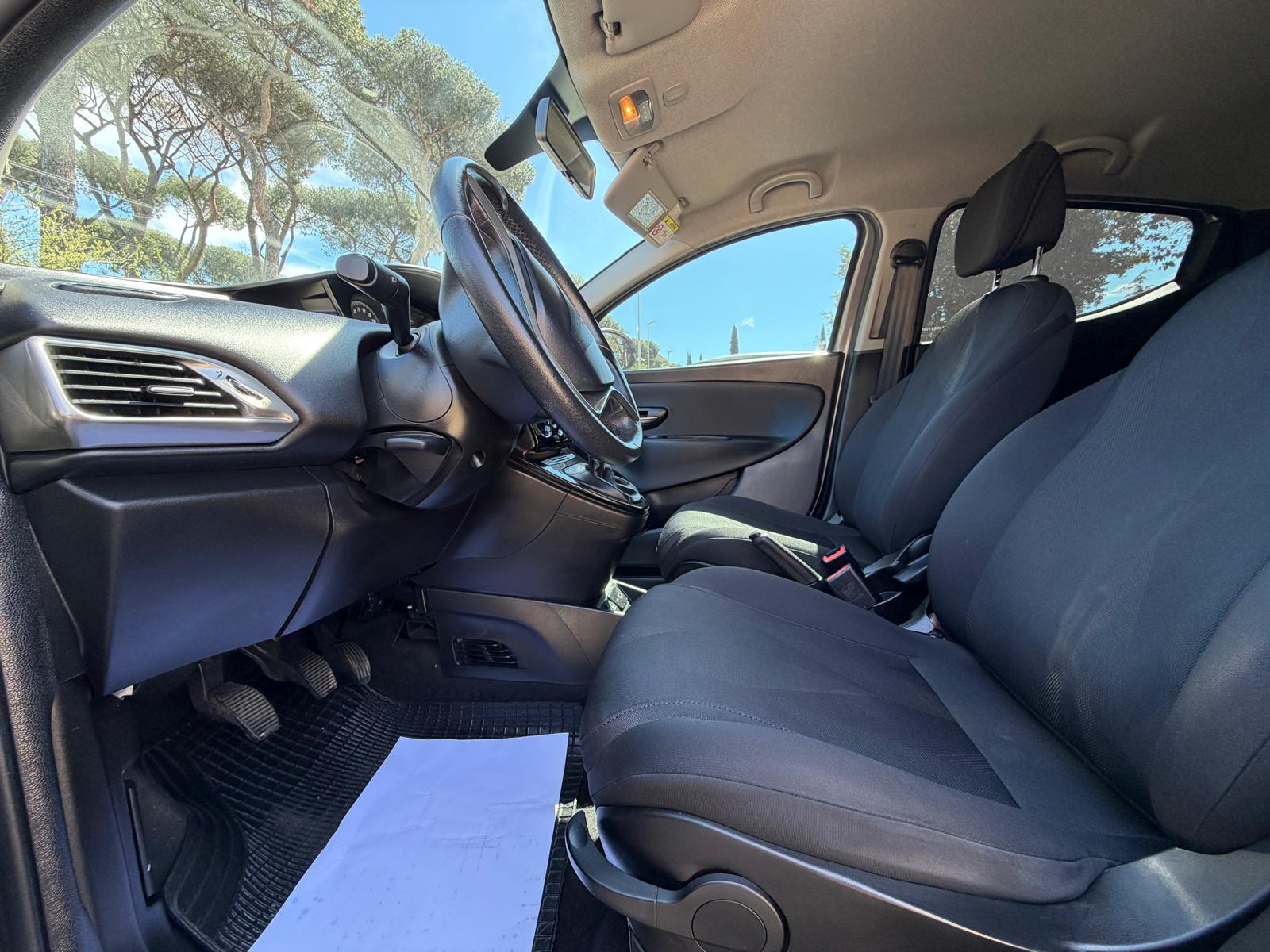 
								Lancia Ypsilon 1.0 Mild-Hybrid Gold full									