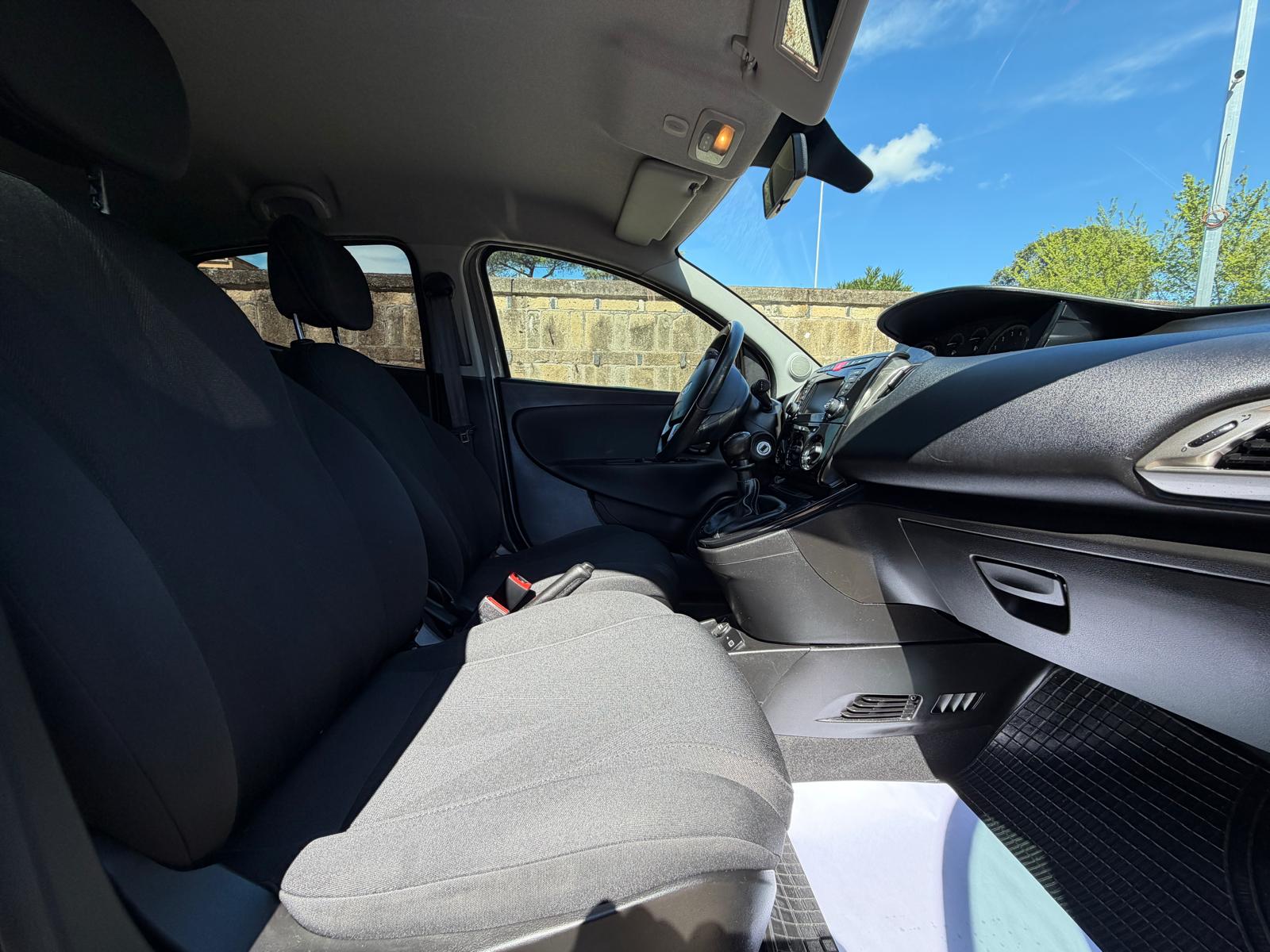 
								Lancia Ypsilon 1.0 Mild-Hybrid Gold full									