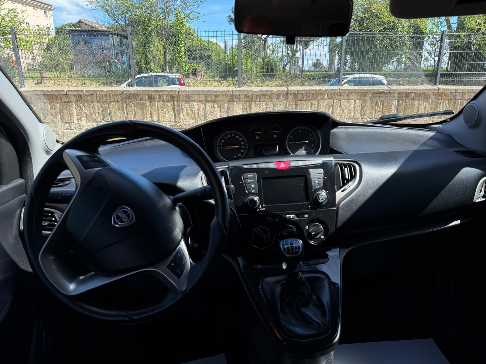 
								Lancia Ypsilon 1.0 Mild-Hybrid Gold full									