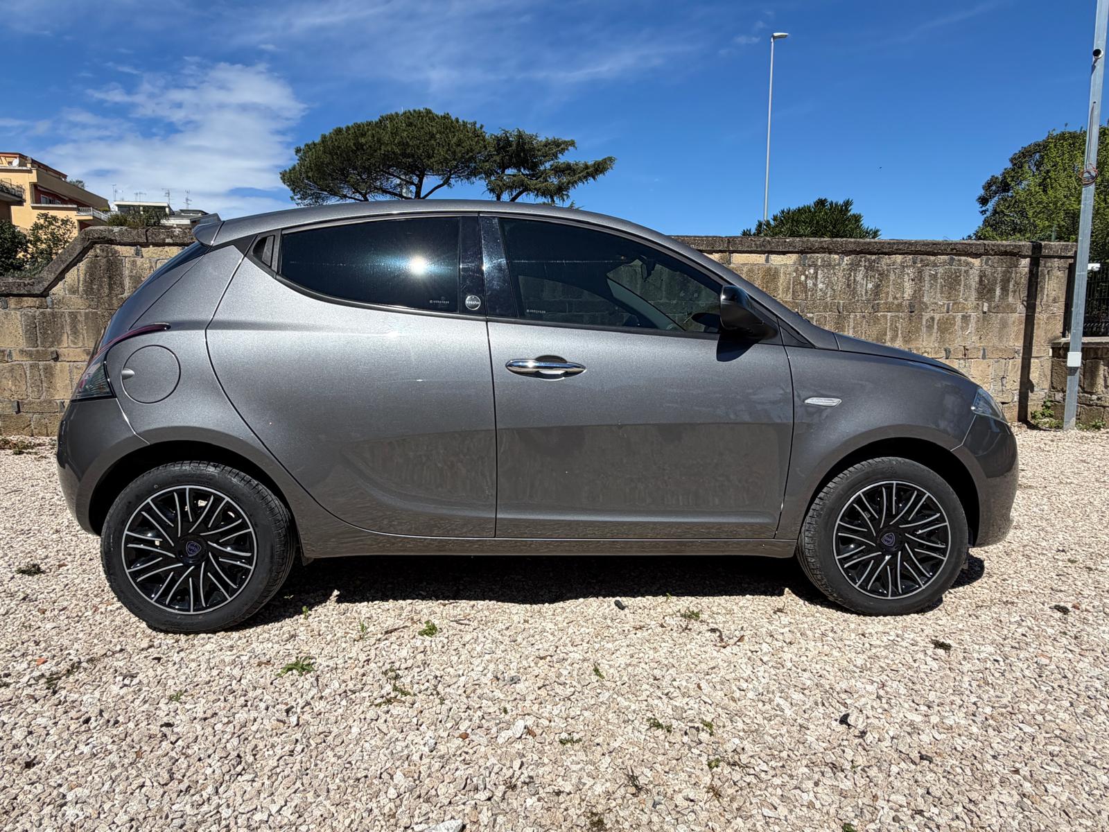 
								Lancia Ypsilon 1.0 Mild-Hybrid Gold full									