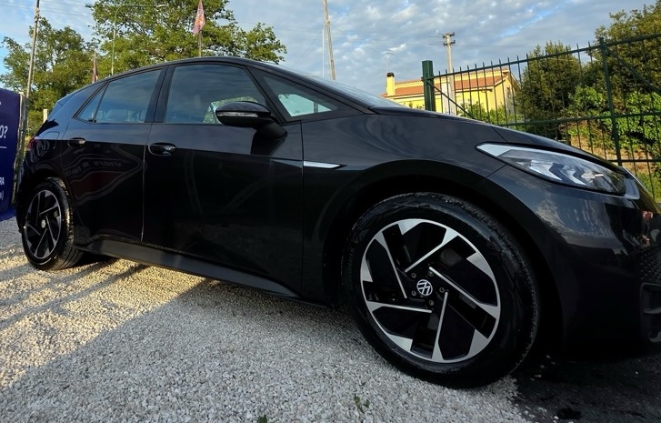 
								Volkswagen ID.3 Electric Drive full									
