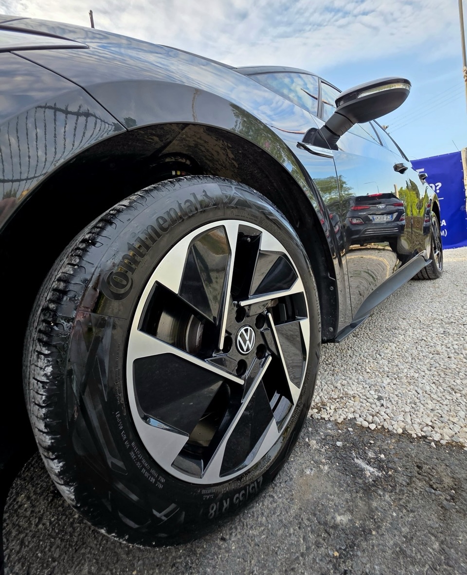 
								Volkswagen ID.3 Electric Drive full									