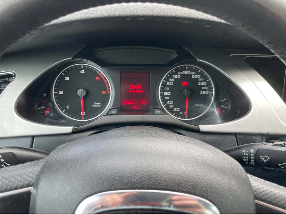 
								AUDI A4 Avant 2.0 TDI full									