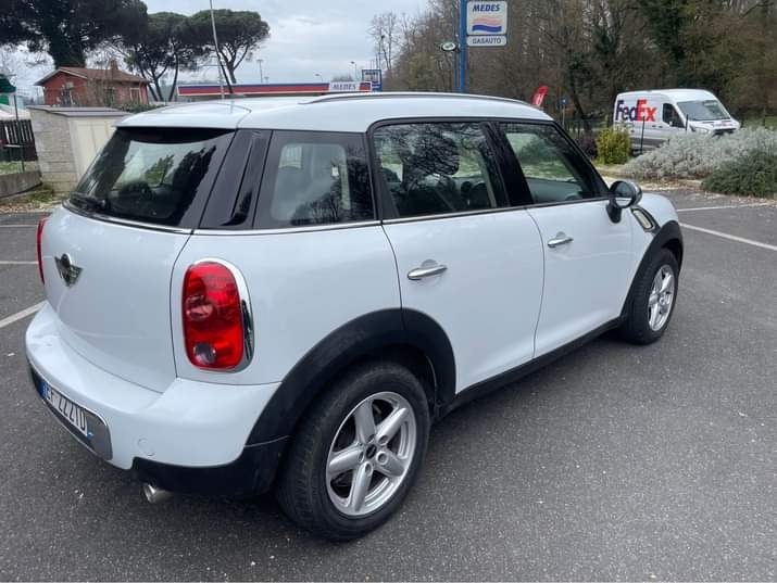 
								MINI Countryman One full									