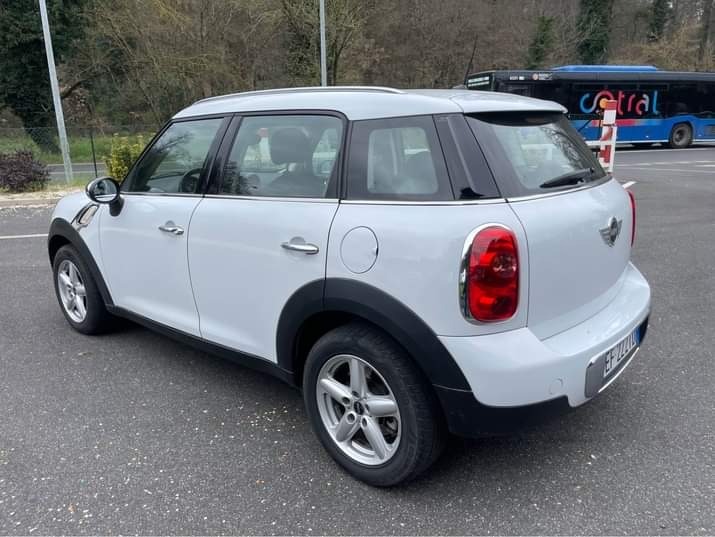 
								MINI Countryman One full									