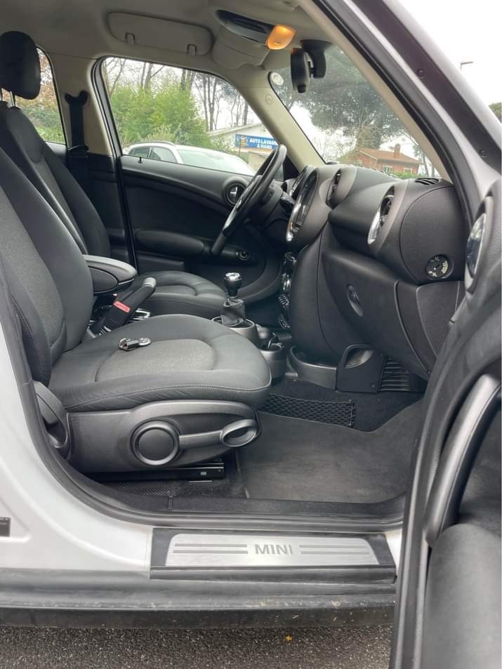 
								MINI Countryman One full									