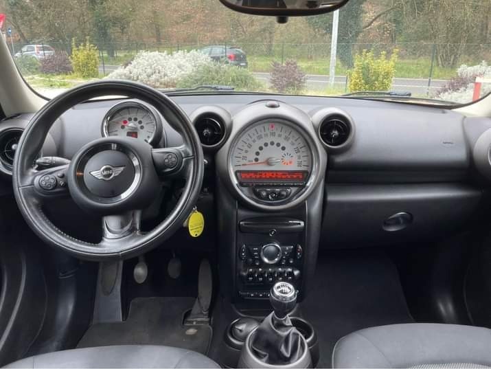 
								MINI Countryman One full									