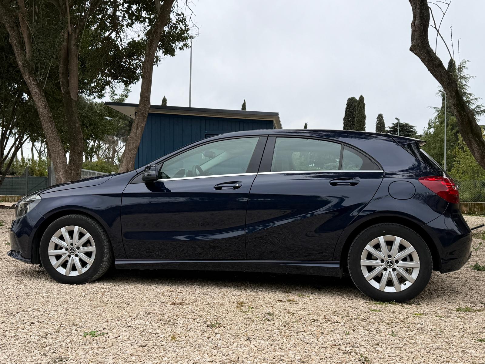 
								Mercedes-Benz A-Class 180 CDI full									