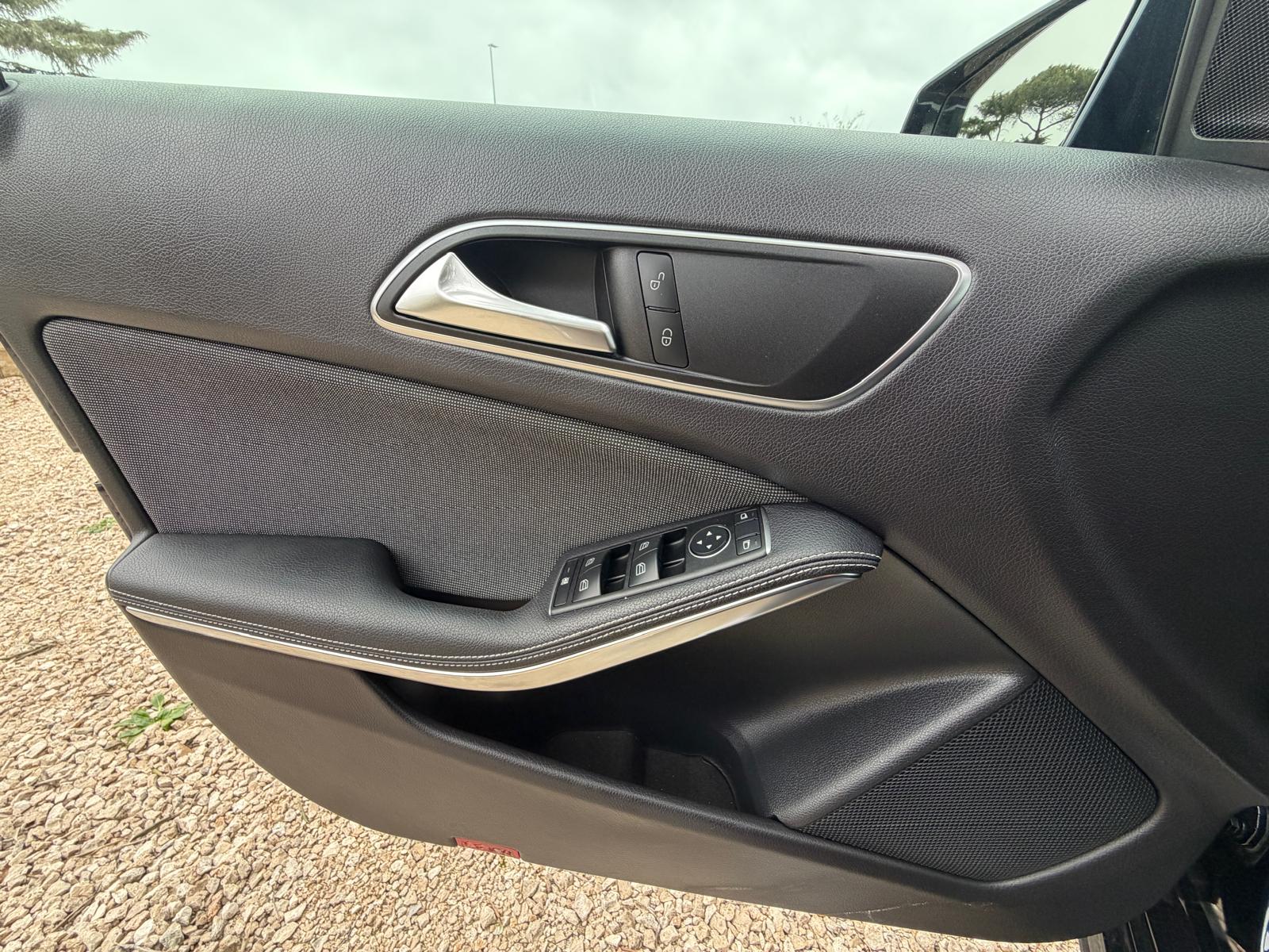 
								Mercedes-Benz A-Class 180 CDI full									