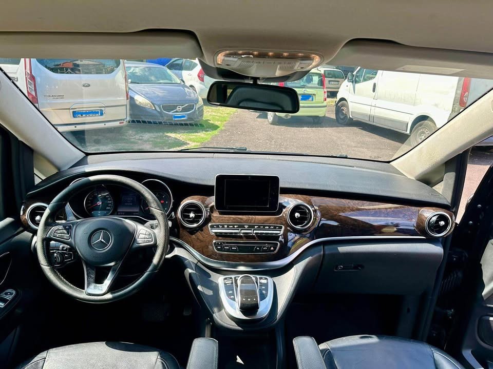 
								Mercedes V-Class 250 CDI full									