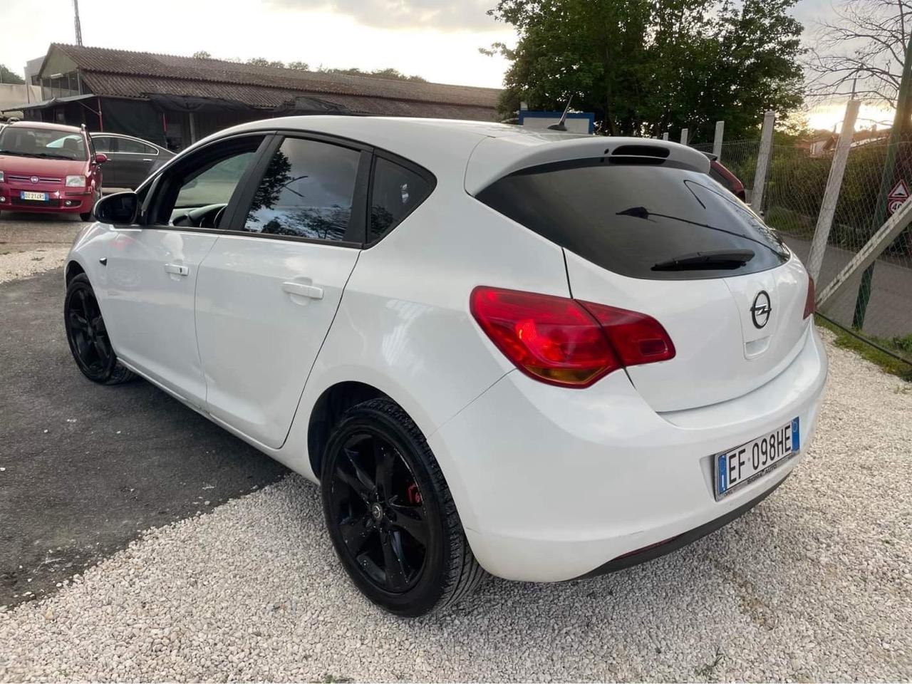 
								Opel Astra 1.3 CDTI 95CV Cosmo full									