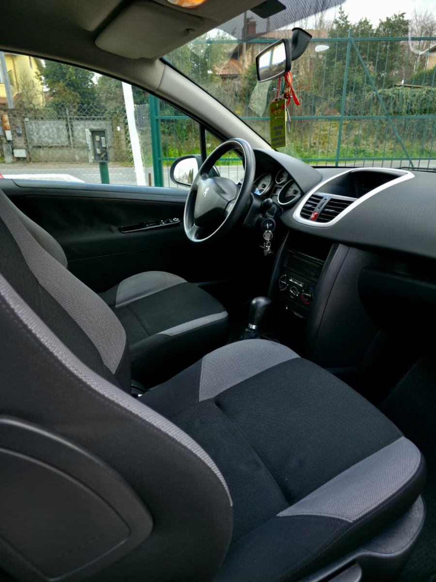 
								Peugeot 207 SW 1.6 HDi full									