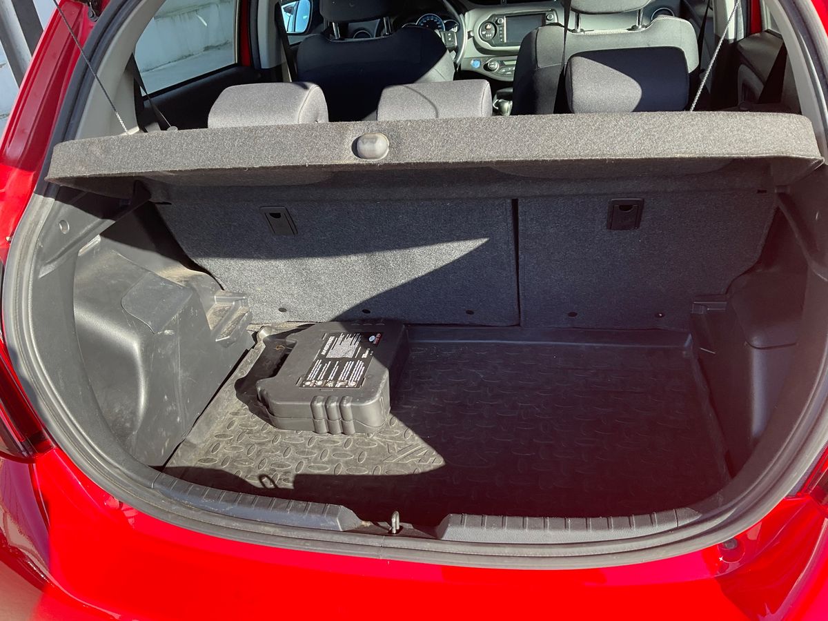 
								Toyota Yaris Hybrid 2015 full									