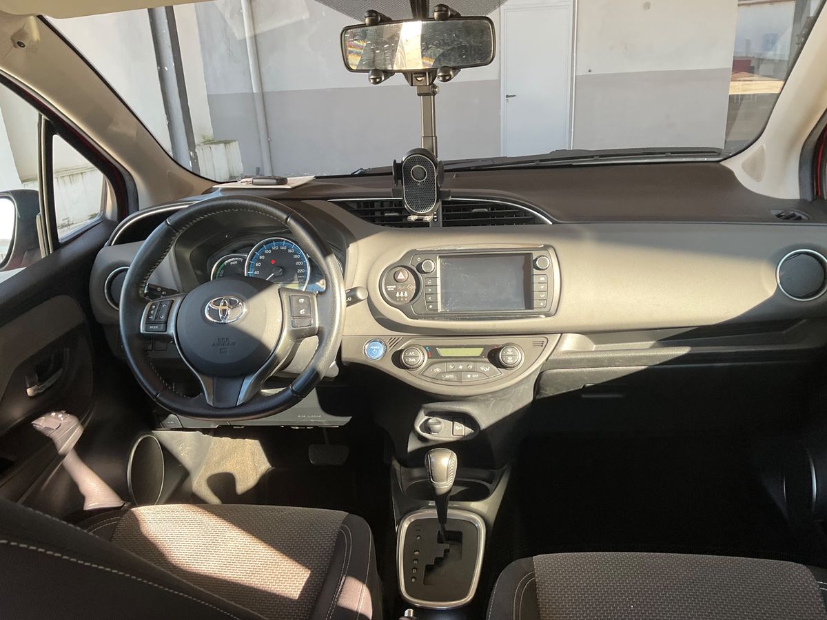 
								Toyota Yaris Hybrid 2015 full									