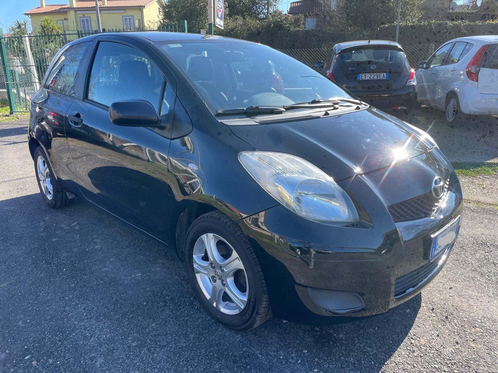 
								Toyota Yaris Now full									