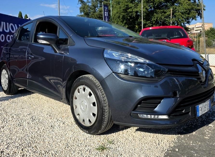 
								RENAULT CLIO 1.2 75 CV DUEL2 full									