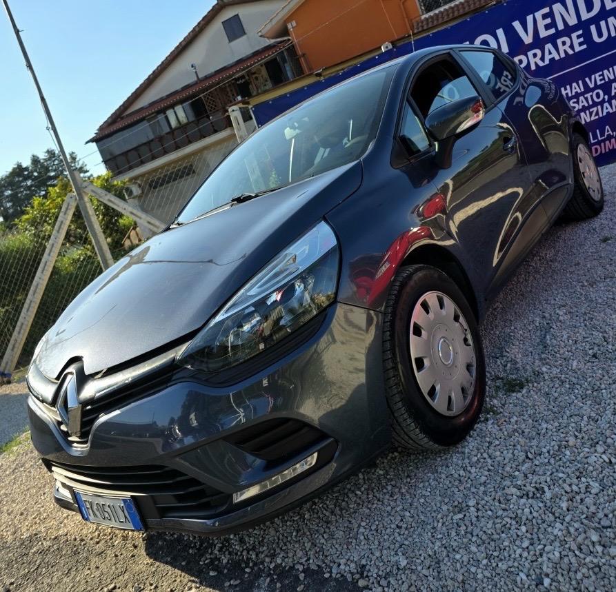 
								RENAULT CLIO 1.2 75 CV DUEL2 full									