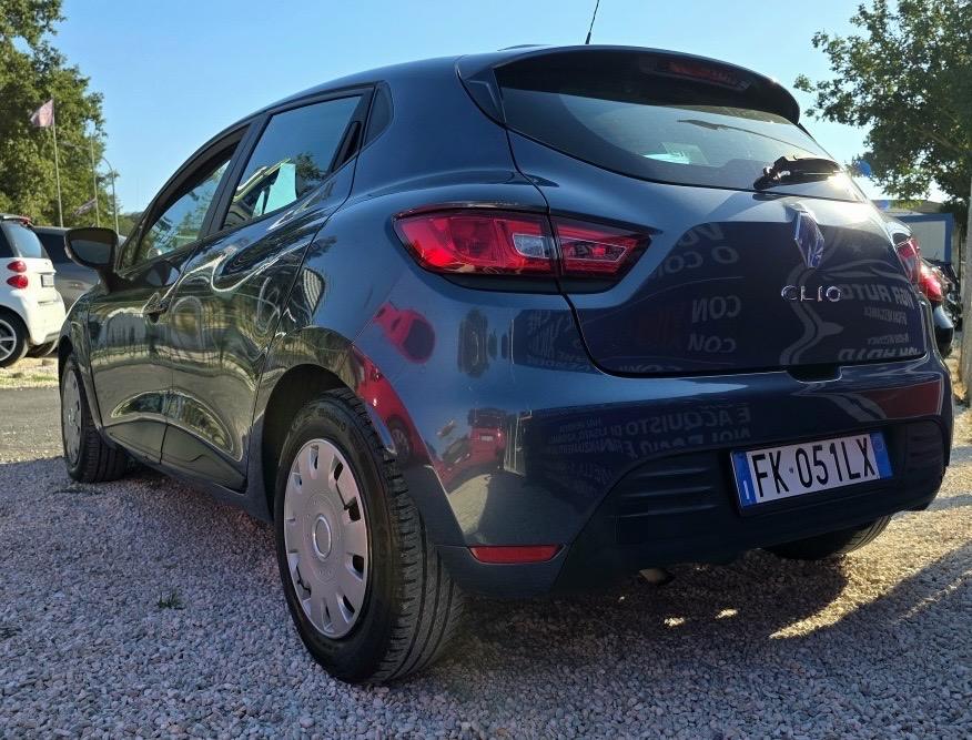 
								RENAULT CLIO 1.2 75 CV DUEL2 full									