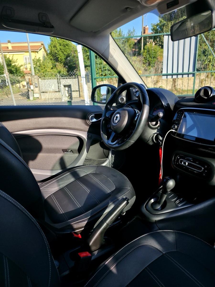 
								SMART EQ FORTWO full									