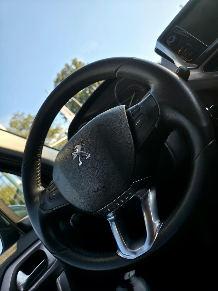 
								PEUGEOT 2008 PURETECH full									