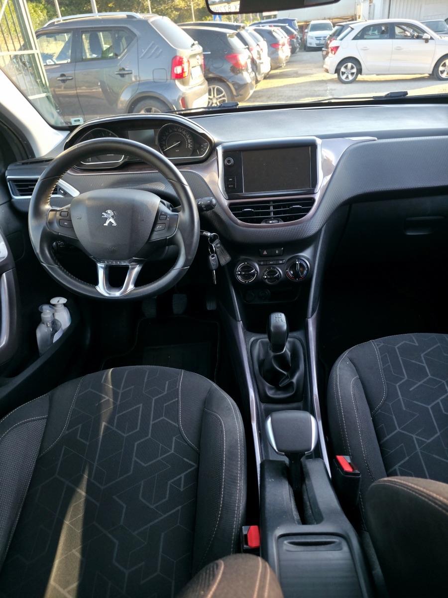 
								PEUGEOT 2008 PURETECH full									