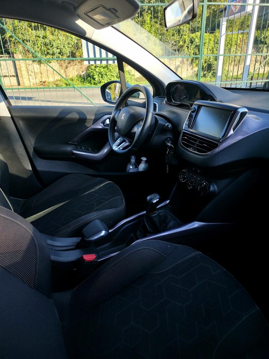 
								PEUGEOT 2008 PURETECH full									