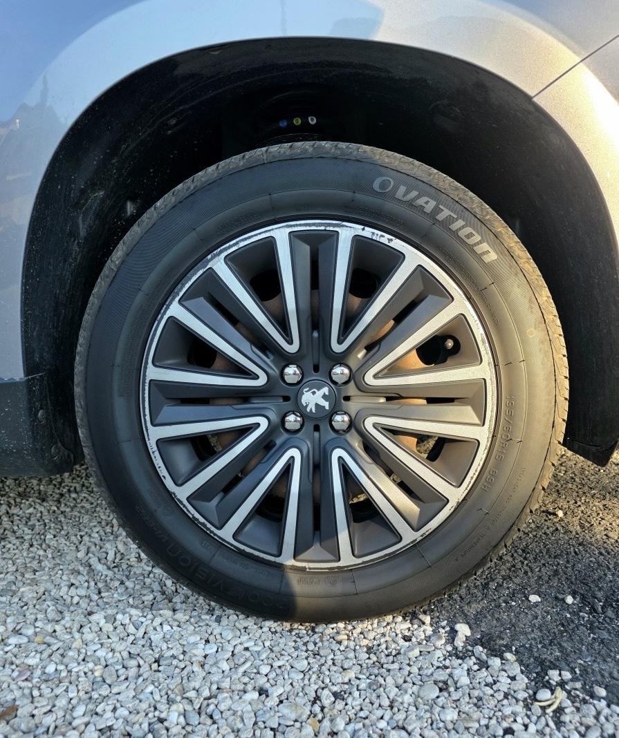 
								PEUGEOT 2008 PURETECH full									