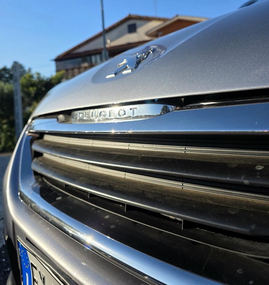 
								PEUGEOT 2008 PURETECH full									