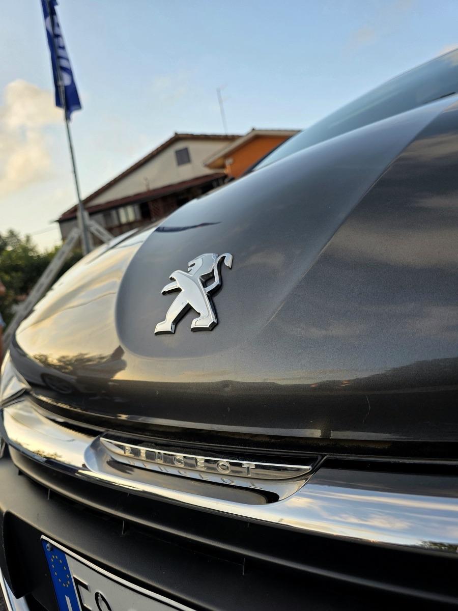 
								PEUGEOT 208 1.2 PURETECH full									