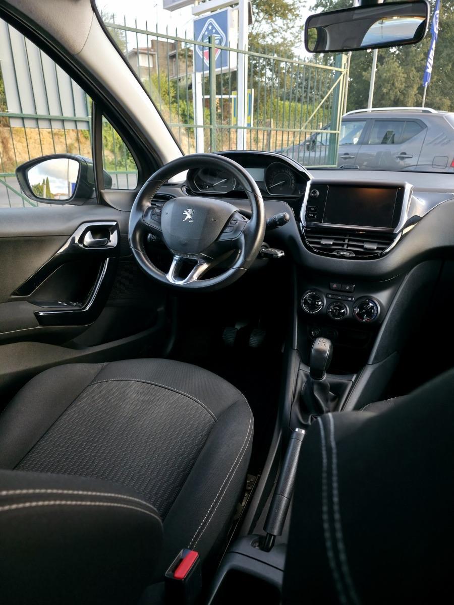 
								PEUGEOT 208 1.2 PURETECH full									