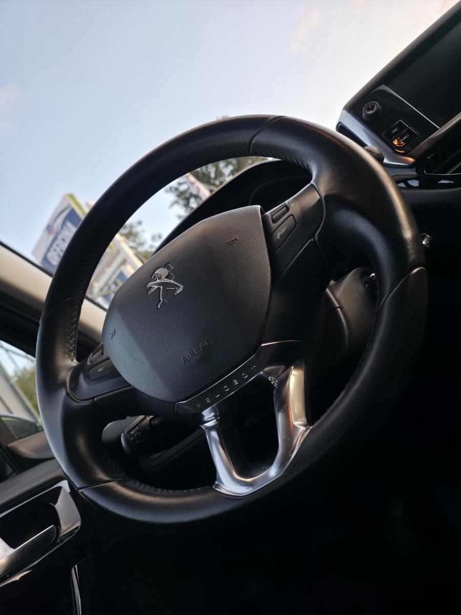 
								PEUGEOT 208 1.2 PURETECH full									