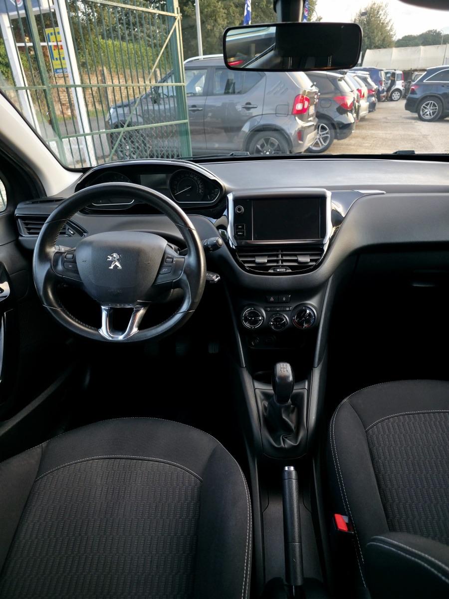 
								PEUGEOT 208 1.2 PURETECH full									