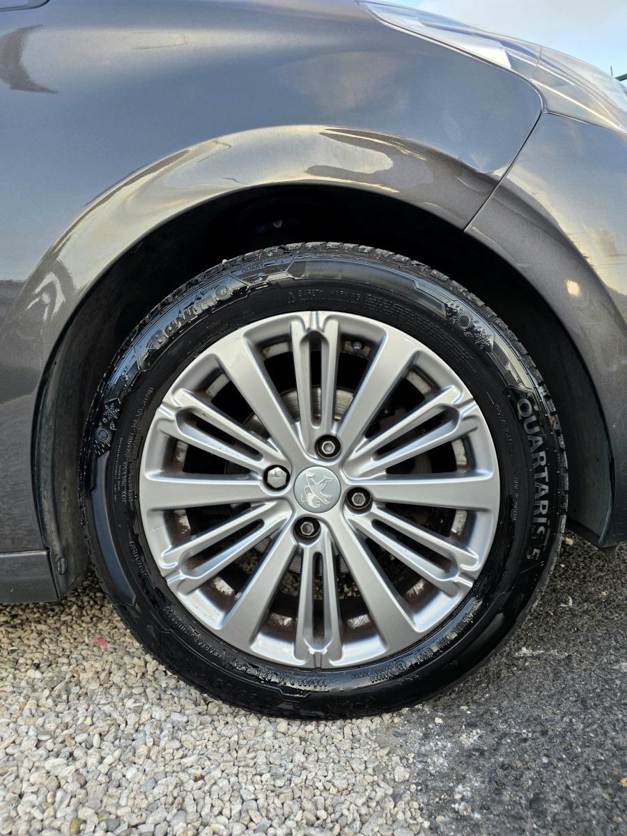 
								PEUGEOT 208 1.2 PURETECH full									