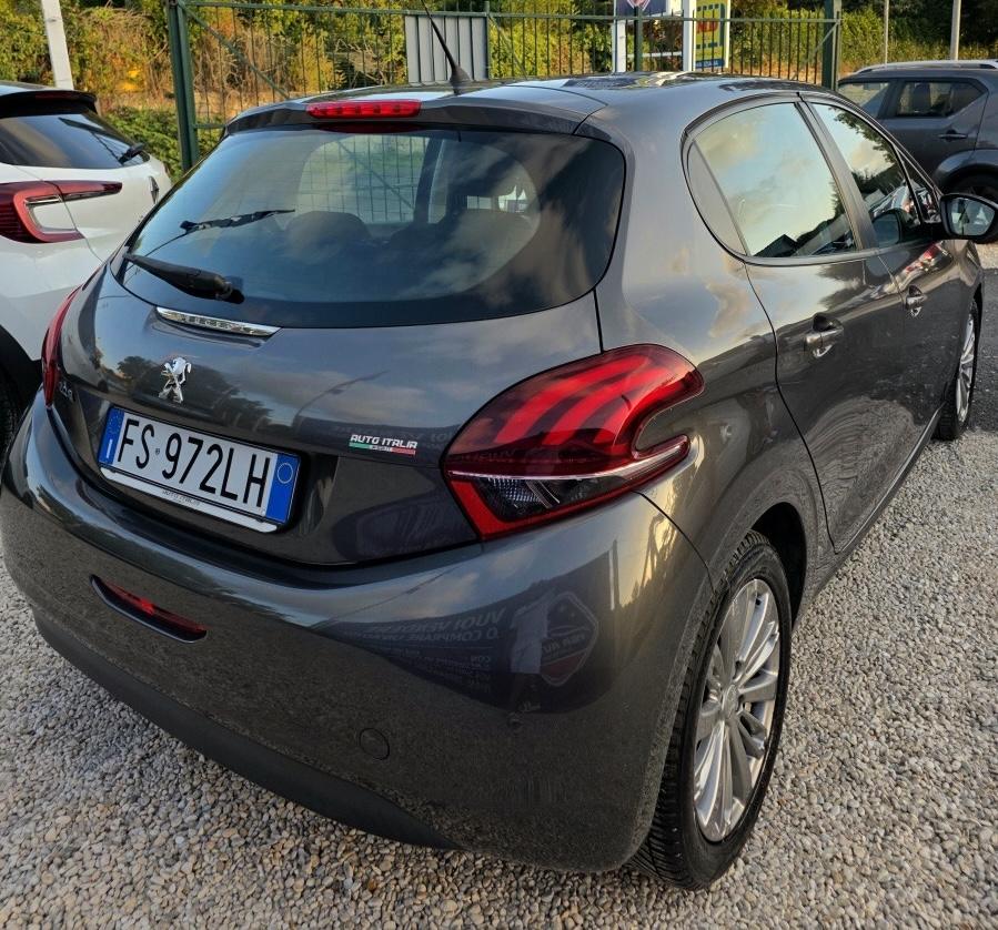 
								PEUGEOT 208 1.2 PURETECH full									